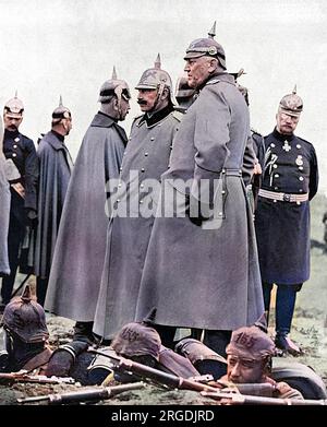 Der Generalstabschef, General Helmuth von Moltke und Kaiser Wilhelm II. Von Deutschland, beobachten die deutschen Truppen in der Ausbildung. Stockfoto