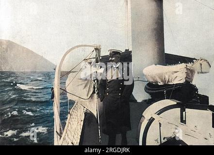 Kaiser Wilhelm II (1859-1941) auf der Hohenzollernyacht im Juli 1914. Er verließ seinen Lieblings-Sommerurlaub auf dem Sogne Fjord in Norwegen, um nach Deutschland zurückzukehren, als die österreichisch-serbische Situation akut geworden war und drohte, andere Mächte zu verwickeln (der Ausbruch des Ersten Weltkriegs). Stockfoto