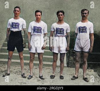 Das englische 4 x 100 Meter Staffelteam, das 1912 bei den Olympischen Spielen in Stockholm Goldmedaillen gewonnen hat. Von links nach rechts: D. Jacobs, H. M. Macintosh, W. R. Applegarth und V. D'Arcy. Beachten Sie die hoch geschnittenen Shorts und T-Shirts, die mit einem Union Jack verziert sind. Stockfoto