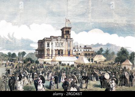 Die Szene im Osborne House, der Residenz von Königin Victoria auf der Isle of Wight, zeigt die Festzettel und Gäste auf dem Rasen nach der Hochzeit von Prinzessin Beatrice und Prinz Henry von Battenburg im Juli 1885. Stockfoto