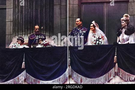 Der Herzog und die Herzogin von Gloucester (später Prinzessin Alice 1901-2004) auf dem Balkon winkten den Menschenmassen vor dem Buckingham Palace nach ihrer Hochzeit am 6. 1935. November zu. Von links: Prinzessin Elizabeth, König George V., Prinzessin Margaret, Prinzessin Royal, der Herzog und die Herzogin von Gloucester und die Königin. Stockfoto