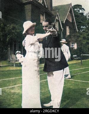 Miss Myrtle Tannehill (auch bekannt als Mrs. Hale Hamilton) und Mr. Arthur Collins bildeten sich das Praktizieren des neuen Tanzwahnsinns, des Tangos, auf einem Tennisplatz, der recht angenehm aussah. Stockfoto