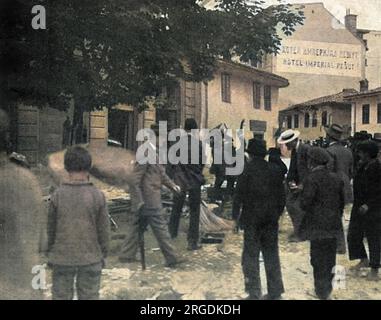 Nach der Ermordung von Erzherzog Franz Ferdinand von Österreich und seiner Frau bricht in Sarajewo ein antiserbischer Aufstand aus. Serbische Häuser und Hotels werden von wütenden Menschenmassen zerstört. Stockfoto