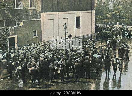 In ihrem Konsulat in Bedford Place, London, versammeln sich deutsche Reservisten nach der Mobilisierungsanordnung. Deutschland erklärte Russland am 1. August den Krieg. Stockfoto