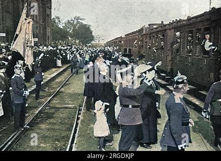 Nach der Kriegserklärung gegen Russland am 1. August reagierten deutsche Reservisten auf den Mobilisierungsruf und bestiegen einen Zug, um sie in das Kriegsgebiet zu bringen. Stockfoto