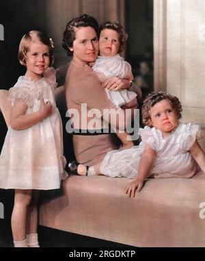 Prinzessin Sibylla und ihre drei ältesten Kinder.Sibylla, die Tochter von Charles Edward, Herzog von Sachsen Coburg, heiratete Prinz Gustav Adolf von Schweden, der zweitbester Thronfolger des schwedischen Throns und ihr eigener Cousin zweiten Grades war. Das Paar hatte drei Töchter im Bild - Margaretha, Birgitta und Desiree und 1946 einen Sohn, der der gegenwärtige König Carl XVI Gustav von Schweden werden sollte. Stockfoto