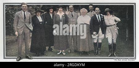 Ein Interessantes Gruppenfoto, das anlässlich der Hochzeit von Frau C. Littleton und Herrn A. A. Baillie im Sommer 1919 in Nairobi aufgenommen wurde. Von links sind Captain E. Groves, Mrs. Greswolde Williams, Madame Polovstoff, Mrs. Und Mr. A. A. Baillie, Mrs. Hensoldt, Major A. K. O'Brien, Mr. F. Greswolde Williams und Lady Idina Gordon. Fünfmal verheiratete Idina wurde berühmt als Teil des Happy Valley Sets, als sie 1924 mit ihrem dritten Ehemann, Josslyn Hay, Earl of Errol, nach Kenia zog. Mit ihren Serienehen und ihrem Ruf für verkommene Dekadenz inspirierte sie den Charakter von „The Bolt“ Stockfoto