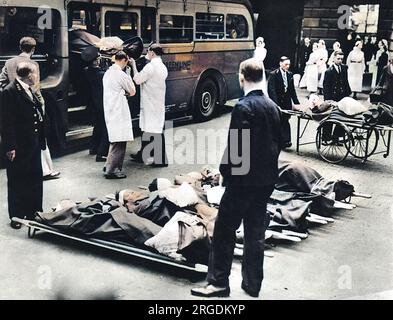 Evakuierung von Krankenhauspatienten aus einem Londoner Krankenhaus zu Beginn des Zweiten Weltkriegs. Für die Evakuierung von Patienten ins Land wurden Reisebusse vorübergehend in Krankenwagen umgewandelt. Stockfoto