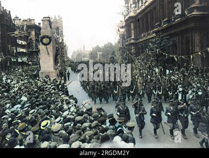 Das britische Kontingent der Siegesparade in Whitehall, vorbei am Cenotaph am Friedenstag am 19. Juli 1919. Stockfoto