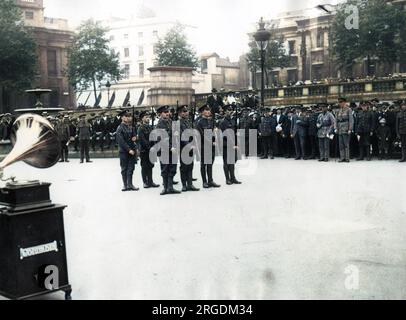 Rekrutierung durch Grammophon 1914 am Trafalgar Square, London, zu Beginn des Ersten Weltkriegs. Soldaten auf Parade in der Mitte des Platzes. Stockfoto