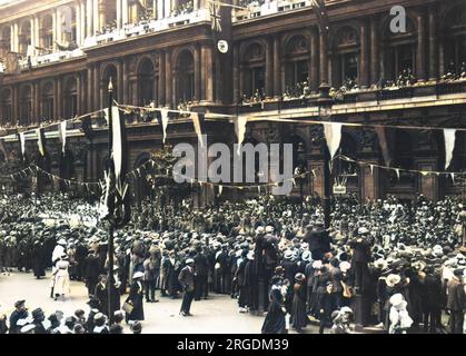 Am 19. Juli 1919 feiert Whitehall in London den Friedenstag, um das Ende des Ersten Weltkriegs zu feiern. Die Menge, einige von ihnen stehen auf Laternenpfählen, sehen sich die Siegesparade an und andere durchbrechen die Absperrung der Soldaten. Stockfoto