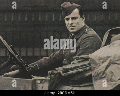 Foto des neuseeländischen Tennisspielers Anthony Frederick Wilding, Wimbledon Mens Champion in den Jahren 1910, 1911, 1912 und 1913. Sein Meisterschaftslauf endete 1914, als er von Australier N. E. Brookes in drei aufeinanderfolgenden Sätzen geschlagen wurde. Fotografiert als Leutnant während des Ersten Weltkriegs, aufgenommen auf dem Place Vendome, Paris während einer kurzen Fahrt hinter dem Steuer seines Autos (er war ein fachkundiger Autofahrer). Wilding starb am 9. Mai 1915 in der Nähe von Neuve Chapelle, Frankreich, während der Schlacht von Aubers Ridge. Stockfoto