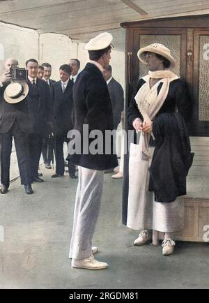 Wer Wäre Der König? Foto von König Alfonso XIII. Von Spanien, aufgenommen von Snapshottern während einer Reise nach San Sebastien, die mit einer nicht identifizierten jungen Frau sprechen. Der Zuschauer beschriftet das Bild mit leiser Empörung und sagt: "Unser Beileid für seine Majestät, König Alfonso. Er kann sich nicht mal mit einer hübschen Frau unterhalten, ohne von Snapshottern umgeben zu sein. Dieses schillernde Beispiel wurde zu unserem tiefsten Bedauern während des jüngsten Besuchs des Königs in San Sebastien in Augenschein genommen." Sie haben das Bild trotzdem gedruckt. Stockfoto