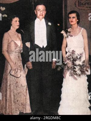 Miss Margaret Whigham, später Mrs. Charles Sweeny und dann Herzogin von Argyll, fotografierten mit ihren Eltern Mr. Und Mrs. George Hay Whigham auf einem Ball, den sie im Juli 1931 in ihrem Haus, Queen's Hill, bei Ascot, veranstalteten. Der Tatler beschreibt Margaret (Deb of the Year in 1930 nicht weniger) als „attraktivste“, um deren Teint sich alle beneiden“. Stockfoto