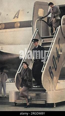 In Montreal kommen Prinzessin Elizabeth und Prinz Philip die Gangway des Stratokruiser-Flugzeugs entlang, mit dem sie gerade über den Atlantik geflogen sind. Sie waren am Anfang einer ausgedehnten Rundreise durch Kanada. Stockfoto