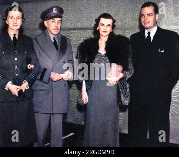 Das goldene Paar der Gesellschaft, Mr. Und Mrs. Charles Sweeny bei der Filmpremiere von 'Flying Fortress' und mit Wing Officer Statter und Brigadegeneral McClelland abgebildet. Der Film erhielt eine doppelte Premiere und wurde gleichzeitig im Warner Theatre und im Empire Cinema am Leicester Square gezeigt. Frau Sweeny war die ehemalige Miss Margaret Whigham (Deb des Jahres 1930) und später die berüchtigte Herzogin von Argyll nach ihrer zweiten Ehe. Stockfoto