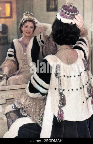 Die Gewänder einer viscountess für die Krönung von König George VI. Im Jahr 1937, anprobiert bei einem Hofschneider. Das Cape hat 2 1/2 Miniver-Barren und das Koronett hat 16 silberne Kugeln, die hinter einem Diadem angebracht werden mussten. Stockfoto