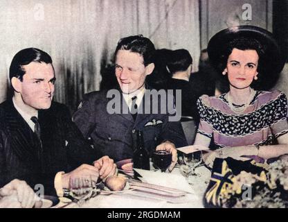 Mr. Und Mrs. Charles Sweeny beim Mittagessen der American Society in der Dorchester im Juli 1941. Frau Sweeny, "die wunderschöne Tochter von Herrn und Frau George Hay Whigham arbeitet im American Eagle Squadron Club", und ihr Schwager beim Golfen, Robert Sweeny, ist in dem von Frau Charles Sweeny SNR gegründeten Geschwader." Laut einem anderen Foto an anderer Stelle in der Tatler in jenem Jahr, trat Charles Sweeny Jnr ebenfalls als Pilot Officer der Adlerstaffel bei. Mrs. Sweeny war die ehemalige Miss Margaret Whigham und später, in ihrer zweiten Ehe, die Herzogin von Argyll. Ein unidentifizierter Offizier der Truppe Stockfoto