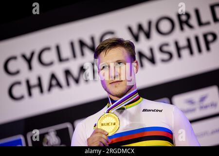 GLASGOW - Jeffrey Hoogland mit seiner Goldmedaille im Kilometer-Time-Prozess während der Leichtathletik-Weltmeisterschaft. Die schottische Stadt wird vom 3. Bis 13. August Schauplatz einer Weltmeisterschaft mit mehreren Radsportarten sein. ANP ROBIN VAN LONKHUIJSEN Stockfoto