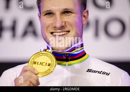 GLASGOW - Jeffrey Hoogland mit seiner Goldmedaille im Kilometer-Time-Prozess während der Leichtathletik-Weltmeisterschaft. Die schottische Stadt wird vom 3. Bis 13. August Schauplatz einer Weltmeisterschaft mit mehreren Radsportarten sein. ANP ROBIN VAN LONKHUIJSEN Stockfoto
