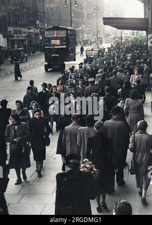 Im Dezember 1944 erwarten euch in der Oxford Street viele Besucher Weihnachtsgeschenke. Der Eingang zum Kaufhaus Selfridges ist im Hintergrund zu sehen. Stockfoto