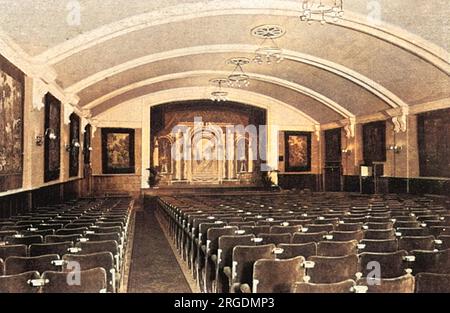 Innenansicht eines von der Firma Messrs. Vickers, Ltd. Aus Walney Island, Barrow-in-Furness erbauten Theater mit Bildern und Varieté, um ihren Arbeitern während des Ersten Weltkriegs Erholung zu bieten. Stockfoto