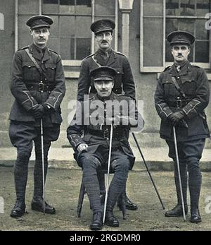 Einige Offiziere der Royal Garrison Artillery, selbsternannte "die Presse-Bande". Von links nach rechts steht sec.-Lieutenant E. H. Shepard of Punch (bekannt für Winnie-the-Puuh), sec. Herr. D. C. Maddick (der illustrierten Sporting & Dramatical News, aus der dieses Foto gemacht wird), SEC. Leutnant A. Wallis Mills of Punch (und Mitwirkender an verschiedenen anderen illustrierten Magazinen) und sitzend, Lieut. Bruce S. Ingram von den illustrierten London News (Herausgeber und Enkel des Gründers der Zeitung). Fotografieren Sie einen Teil einer Nummer, die in den Illustrated Sporting & Dramatical News of the Royal G zu sehen ist Stockfoto