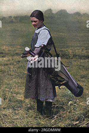 Ein Mädchen-Golf-Caddy auf dem Sandy Lodge-Golfplatz während des Ersten Weltkriegs. Stockfoto