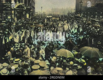 Die Frauenprozession, die durch Westminster, London, ging. Die Demonstration, die am 17. 1915. Juli stattfand, wurde organisiert, um das Recht der Frauen auf Beteiligung an Munition und anderen Kriegsarbeiten zu fordern. Stockfoto