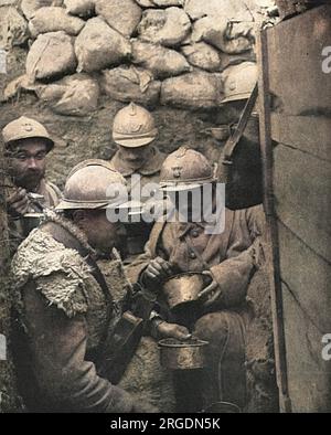 Abendessen für Soldaten in einer Ecke eines Feuergrabens an der französischen Front in der Argonne. Die Überschrift lautet: "Die Regelmäßigkeit der französischen Küche an der Front und die Versorgung der Truppen auf dem Schlachtfeld mit Nahrungsmitteln wurden wiederholt als ein Wunder der französischen Kriegsorganisation bezeichnet." Stockfoto