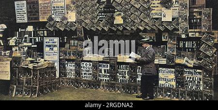 Eine beeindruckende Buchhandlung am Bahnhof Paddington im Jahr 1915 mit einer Ausstellung des kürzlich gedruckten Printers' Pie, einer karitativen Publikation, die mit Hilfe von pensionierten Druckereien produziert wurde und von Hugh Spottiswoode herausgegeben und von berühmten Illustratoren und Schriftstellern unterstützt wurde. Außerdem werden Plakate für andere Zeitschriften und Zeitungen ausgestellt, darunter der Zuschauer und die Western Daily News, die über die jüngsten Kriegsentwicklungen berichten. Stockfoto