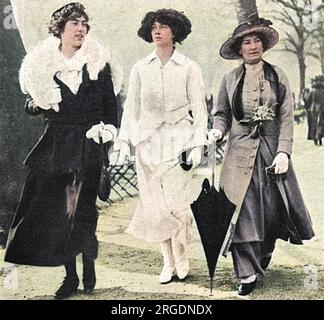 Die Herzogin von Buccleuch und zwei ihrer Töchter haben sich im Frühjahr 1917 einen Spaziergang in London vorgestellt. Auf der linken Seite ist Lady Margaret Montagu-Douglas-Scott, ihre älteste, in der Mitte ist Lady Alice, später die Herzogin von Gloucester, nachdem sie Prinz Henry, Herzog von Gloucester (dritter Sohn von König George V.) und die Herzogin selbst auf der rechten Seite geheiratet hat. Stockfoto