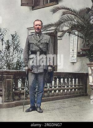 Major Hugh Arthur Grosvenor, 2.. Herzog von Westminster (1879 - 1953), Foto im Shepheard's Hotel, Kairo, kurz nach seiner Rückkehr von seinem berühmten Auto-Dash auf dem Senoussi Camp in Richtung Mersa Matru, westlich der ägyptischen Hauptstadt. Er diente während des Ersten Weltkriegs bei der Cheshire Yeomanry und nahm an ihrer Kampagne 1916 in Ägypten Teil, als Teil der westlichen Grenztruppe unter General William Peyton. Der Herzog (damals Major) befehligte die Panzerwagen des Regiments und beteiligte sich an der Zerstörung einer Senussi-Truppe in der Schlacht von Agagia am 26. Februar 1916. Am 14. März 1916 Stockfoto