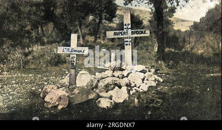 Kreuze auf der griechischen Insel Skyros markieren das Grab des englischen Dichters Rupert Brooke (1887-1915), wo er begraben wurde, nachdem er an einem Meer gestorben war, nachdem er sich an einer Septikämie durch einen infizierten Mückenstich erkrankt hatte. Er war der Royal Naval Division beigetreten. Das Magazin Sketch, das dieses Foto veröffentlicht hat, zitierte seine berühmteste, und wie sich herausstellte, vorhersehend, Zeilen: "Wenn ich sterben sollte, denke nur an das von mir. Dass es eine Ecke eines fremden Feldes gibt. Das ist für Ever England." Stockfoto