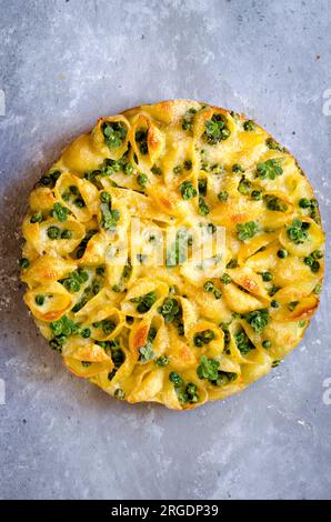 Pasta Frittata auf Marmorhintergrund Stockfoto