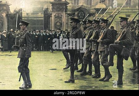 EDWARD VIII Edward, Prinz von Wales, marschiert 1914 mit den Grenadiergarden vor dem Buckingham Palace. Stockfoto