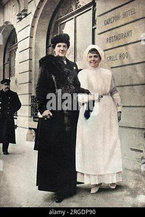 Ein Foto von Königin Amelie von Portugal (links) (1865-1951), in Paris neben Madame Iswolsky, der Frau des russischen Botschafters, gekleidet in einer Krankenschwester-Uniform. Vor dem Carlton Hotel, das WW1 als russisches Krankenhaus genutzt wurde. Stockfoto