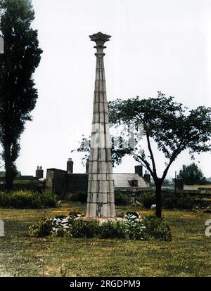 Die Spitze des alten Kirchturms von St. Andrew's Church, Worcester, England. Es wurde im späten 19. Jahrhundert vom Blitz getroffen und ist jetzt ein Kirchengarten! Stockfoto