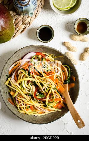 Thailändischer Mangosalat in einer Schüssel Stockfoto