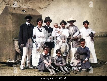 Eine fröhliche Familien-Strandszene, neben einer Strandhütte in einem britischen Strandresort. Stockfoto