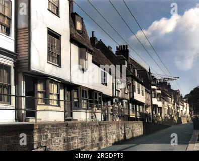 Ein Blick auf die All Saints Street, die Altstadt von Hastings, Sussex, mit ihren kontrastierenden Architekturstilen. Stockfoto