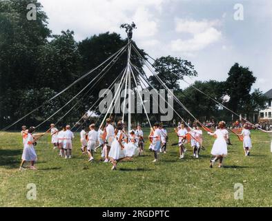 Tanzen um die Maypole, eine Szene auf der RAM Roasting Fair, die jedes Jahr am Pfingstmontag in Kingsneignton, Devon, England stattfindet. Stockfoto