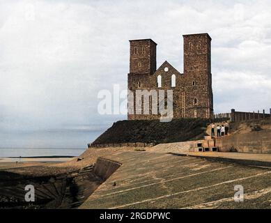 Die zwei Türme der Ruinen von St. Mary's Church, Reculver, Kent, England. Stockfoto