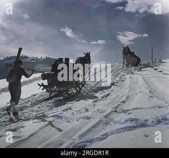 Apres Ski: Einige fahren bequem mit dem Pferd und Schlitten, andere laufen zu Fuß durch den Schnee nach Hause! Stockfoto