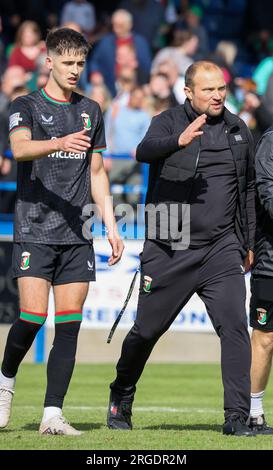 Mourneview Park, Lurgan, County Armagh, Nordirland, Vereinigtes Königreich. 05 Aug 2023. Sports Direct Premiership – Glenavon 0 Glentoran 1, Premiere der Saison. Irische League Football Manager, Glentoran Manager Warren Feeney (rechts) mit Torschütze Jay Donnelly... Stockfoto