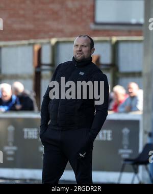 Mourneview Park, Lurgan, County Armagh, Nordirland, Vereinigtes Königreich. 05 Aug 2023. Sports Direct Premiership – Glenavon 0 Glentoran 1, Premiere der Saison. Irischer Football-Manager, Glentoran-Manager Warren Feeney. Stockfoto