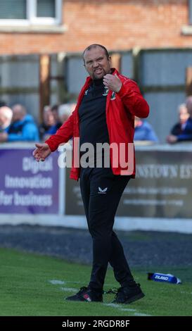 Mourneview Park, Lurgan, County Armagh, Nordirland, Vereinigtes Königreich. 05 Aug 2023. Sports Direct Premiership – Glenavon 0 Glentoran 1, Premiere der Saison. Irischer Football-Manager, Glentoran-Manager Warren Feeney. Stockfoto