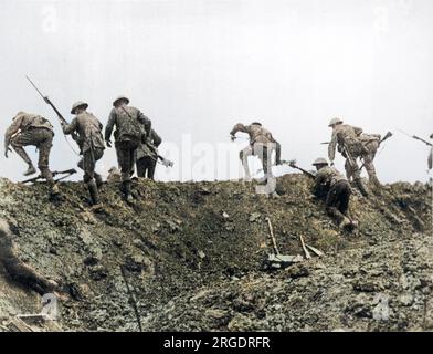 Ein Standbild aus dem Film „die Schlacht an der Somme“, hergestellt von Geoffrey Malins und John McDowell, zeigt britische Soldaten auf dem Vormarsch. Einige Szenen wurden vor Beginn der Schlacht inszeniert, aber ein Großteil des Films wurde aus den tatsächlichen Ereignissen am ersten Tag der Schlacht an der Somme in Beaumont Hamel zusammengestellt. Stockfoto