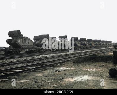 Panzerzüge stehen am Bahnhof Plateau und warten auf die Lieferung an die abschreckenden Eisenbahnköpfe während der Schlacht von Cambrai an der Westfront in Frankreich im November 1917 Stockfoto