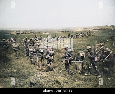 Szene auf neu gewonnenem Boden in der Nähe von Feuchy Crossroads während der Schlacht von Arras. 18 Pfünder im Freien, die Infanterie stürzt ab und ein Panzer steigt hoch. Burrys mit Welleisendächern und wasserdichten Platten endet in einem verlassenen Kommunikationsgraben an der Westfront in Frankreich während des Ersten Weltkriegs im Jahr 1918 Stockfoto